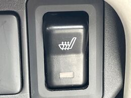 【シートヒーター】寒い日に重宝するシートヒーター！エアコンより早く温まってくれるので寒がりの人も安心ですね♪エアコンの温風は乾燥するから苦手、という方にもをおすすめです。