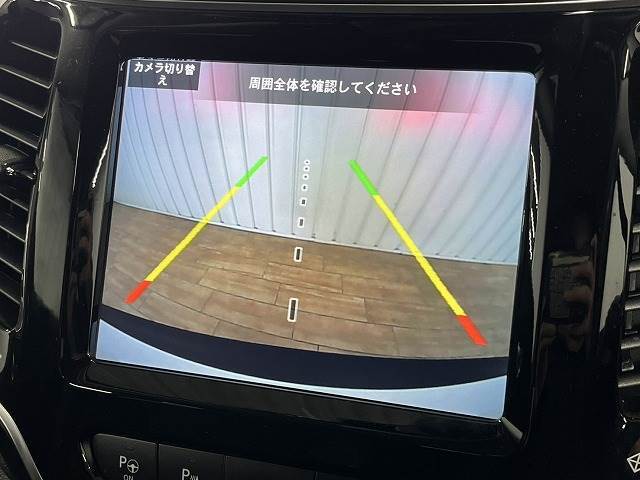 【カラーバックモニター】を装備しております。リアの映像がカラーで映し出されますので日々の駐車も安心安全です。