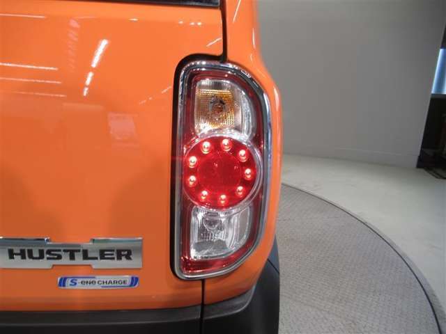 LEDテールライトです。省電力、高輝度のLEDは明るく照らすので夜間運転時の視認性を高めます。スタイリッシュな見た目で細かいところもこだわりたいあなたに！