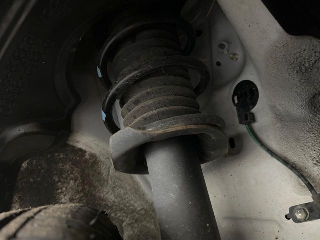 お車を安心してお乗りいただく為には、足回りの定期点検が欠かせません。サービスサポート（有償保証）では無料点検もご提供しており、安心のカーライフをお過ごしいただけるサポート体制が整っています。