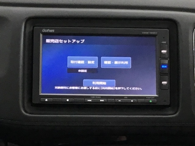 ナビゲーションはホンダ純正メモリーナビ。通信機能も備え渋滞回避案内や天気情報の表示などのサービスが有ります。リアカメラ付きなので、バック駐車の苦手な方にも安心ですね！