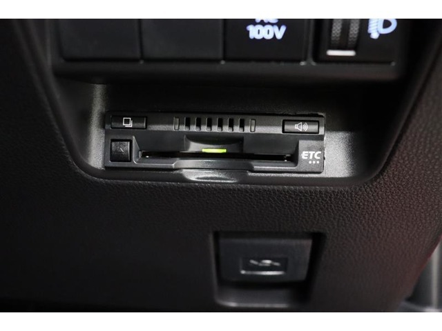 スッキリ装着されたビルトインタイプのETC！高速道路走行の料金所をノンストップで通過できます。※ ETCカードのお申し込みも当社にお任せ下さい！
