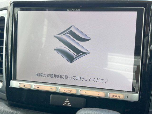 【純正ナビ】人気の純正ナビを装備しております。ナビの使いやすさはもちろん、オーディオ機能も充実！キャンプや旅行はもちろん、通勤や買い物など普段のドライブも楽しくなるはず♪