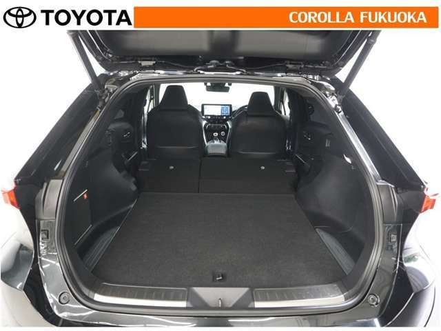 リヤシートを前に倒せば、ラゲージルームに収まらない物も積み込めます。たくさんの物を載せたい時に活躍します。