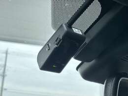 メーカー純正の前方型ドライブレコーダーを装着しております！有事の際に自信を守る手段として人気のオプションです！自分だけでなく同乗者を守るためにもぜひとも欲しいオプションです！