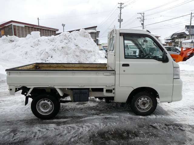 すべての車に外装のコーティングと各種ルームクリーニングを施工いたします！外装も内装も愛車はいつもピカピカキレイが気持ちいいですね♪