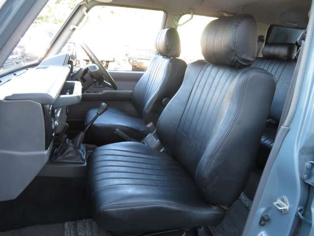 助手席も新品シートカバーを付けています！車種専用設計なのでフィッティングもバッチリです☆合皮なので水拭きもOKですよ♪