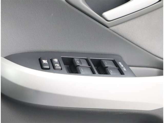 パワーウィンドウのスイッチです。　運転席に居ながら助手席の窓を開け閉めできるので便利ですよ。