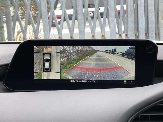 【パノラミックビューモニター】専用のカメラにより、上から見下ろしたような視点で360度クルマの周囲を確認することができます！死角部分も確認しやすく、狭い場所での切り返しや駐車もスムーズに行えます。