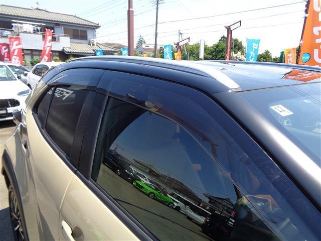 ドアバイザーが付いておりますので雨の日でも外気の取り入れが可能です！あると便利なパーツです！