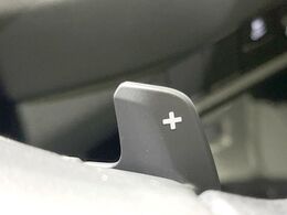【パドルシフト】ハンドルから手を離さずに素早くシフトアップ＆ダウンができるので、エンジンブレーキを使う下り坂や高速道路の合流で加速したい場面で役立ちます。