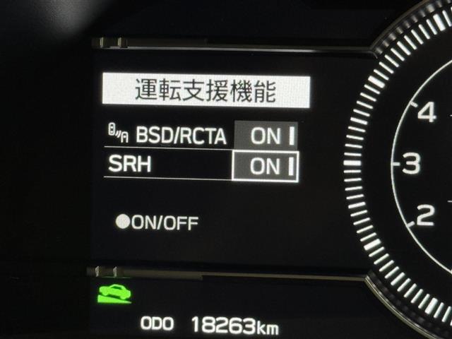 【ブラインドスポットモニター（BSM）】ドアミラーでは確認しにくい、後側方エリアに存在するクルマや、急接近してくるクルマを感知してお知らせすることで、不意の衝突を回避をサポートします！