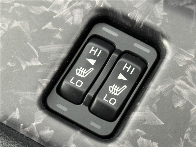 【快適温熱シート（シートヒーター）】寒い日はもちろん、夏の冷房中にも効果を発揮します。長時間座っていると負担のかかりやすい背中や腰、寒い日に冷えやすい脚部を暖めます！温度調節機能もあります。