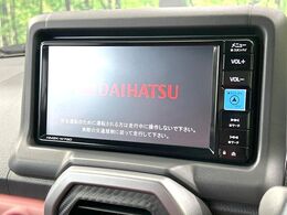 【純正ナビ】人気の純正ナビを装備しております。ナビの使いやすさはもちろん、オーディオ機能も充実！キャンプや旅行はもちろん、通勤や買い物など普段のドライブも楽しくなるはず♪
