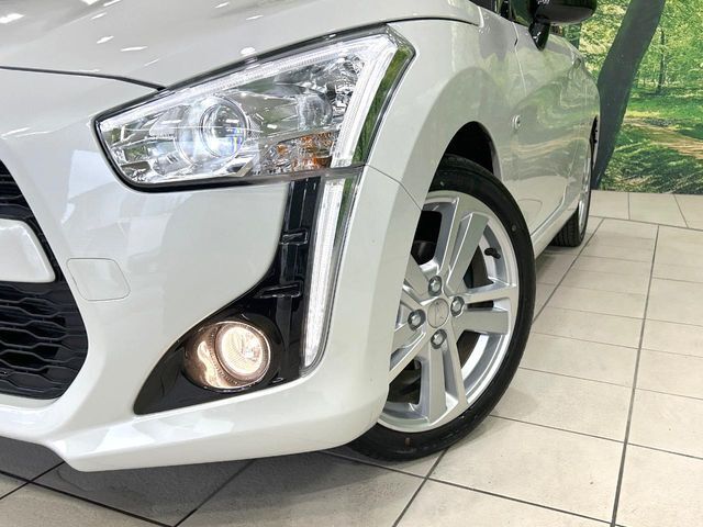 【LEDヘッドライト】悪天候や夜間走行時も良好な視界を確保し安心して運転できる高輝度LEDヘッドライトを装備！点灯速度が早く、消費電力も抑えられています。