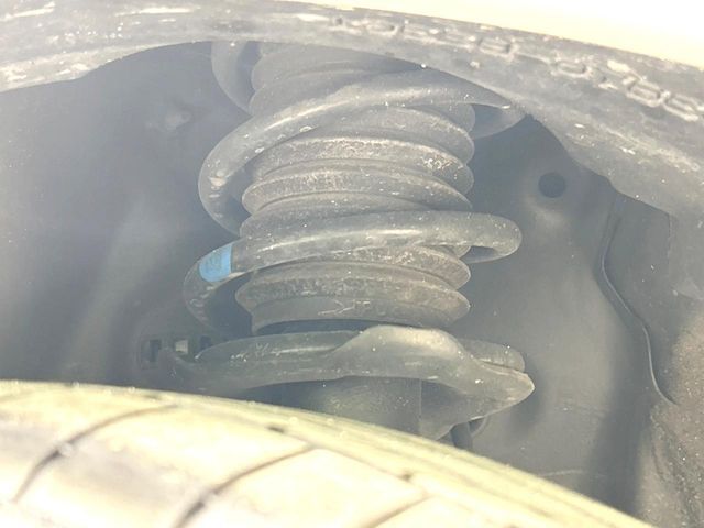 お車を安心してお乗りいただく為には、足回りの定期点検が欠かせません。サービスサポート（有償保証）では無料点検もご提供しており、安心のカーライフをお過ごしいただけるサポート体制が整っています。