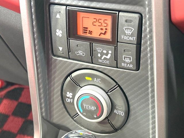 【オートエアコン】一度お好みの温度に設定すれば、車内の温度を検知し風量や温度を自動で調整。暑い…寒い…と何度もスイッチ操作をする必要はありません。快適な車内空間には必須の機能ですね♪