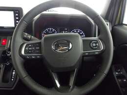 快適な操作性の運転席、ハンドルも綺麗に清掃済みです。もちろん安全を守るエアバッグも装備しているので安心してお乗りいただけます。