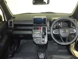 シンプルな運転席周りですね。乗っていて落ち着けるデザインです。運転視界も広々！