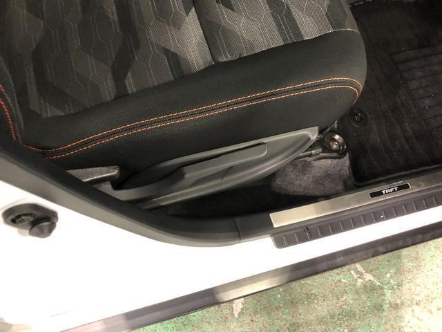 痛みの出やすい運転席シートの角、フロアマット、座面、ともに良好です