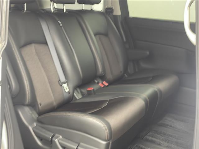 【後部座席】後席もゆったりドライブを楽しめます。ガリバーでご購入いただきましたら、内外装はプロこだわりのクリーニングで清潔なおクルマでご納車させていただきます！店舗での現車確認も承っています！