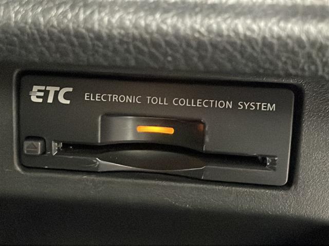 【ETC】有料道路を利用する際に料金所で停止することなく通過できる、ETC車載器（ノンストップ自動料金収受システム機器）が装備されています。セットアップを行うことで利用可能になります。