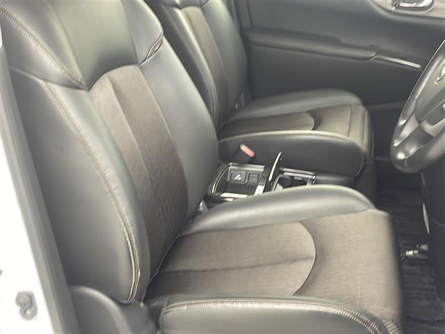 【運転席】座り心地が良いシートなので長時間の運転でも快適にお過ごしいただけます。新品のフロアマットのご注文も可能です。掲載箇所以外にご希望の写真がございましたらお気軽にお問い合わせ下さい。