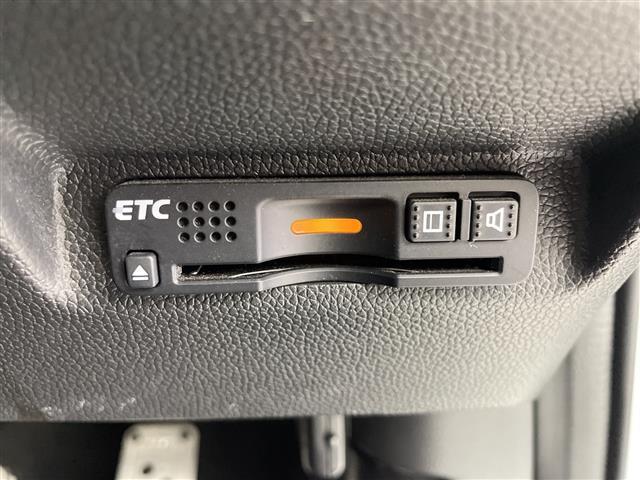 【ETC】有料道路を利用する際に料金所で停止することなく通過できる、ETC車載器（ノンストップ自動料金収受システム機器）が装備されています。セットアップを行うことで利用可能になります。