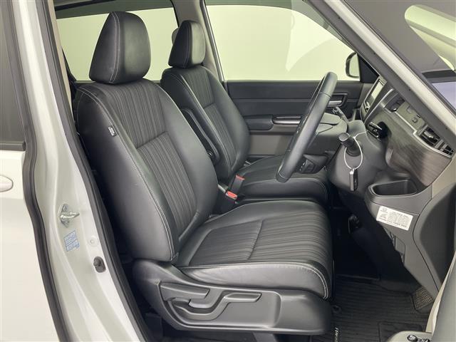 【運転席】座り心地が良いシートなので長時間の運転でも快適にお過ごしいただけます。新品のフロアマットのご注文も可能です。掲載箇所以外にご希望の写真がございましたらお気軽にお問い合わせ下さい。