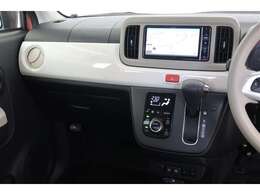 【まるまるクリーニング】内装工程では、中古車を気持ちよくお乗りいただけるよう清掃しております。シートの洗浄はもちろん、ニオイの元となるフロアカーペットまで洗浄・消臭を実施。