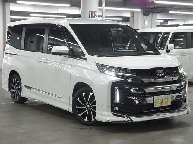 雨が降ってもゆったりと車選びができる全天候型立体展示場！エスカレーター完備！