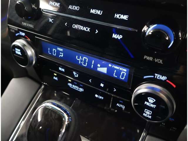 左右独立温度コントロールフルオートエアコンです。運転席、助手席それぞれで独立して温度設定ができます。冷え性の方が乗っても安心ですね♪