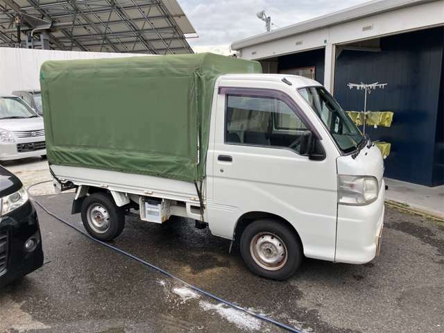 ☆屋根付大型ガレージ完備☆2台収納可能な屋根付大型ガレージを完備しております。雨天時の状態確認や大切なお客様のお車の保管に安心して頂けると思います♪