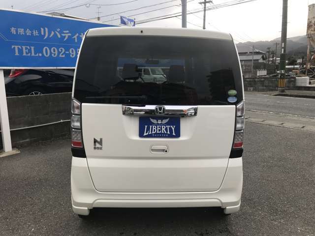 外装も毎日磨いております。中古車だから傷はあるもの。でもキレイなほうがいい。納車の際に「中古車じゃないみたい」って言ってくださるお客様の顔が好きなんです。