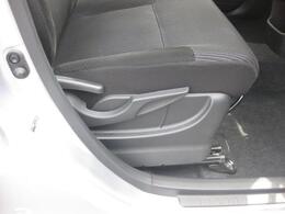 運転席は座面の高さ調整も可能なシートリフター機能もございます！