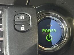 【スマートキー】カバンやポケットに入れたままでもドアの施錠・解錠が可能なスマートキーを装備。エンジンのオン・オフ時もカギを取り出す必要が無いからとっても便利です♪