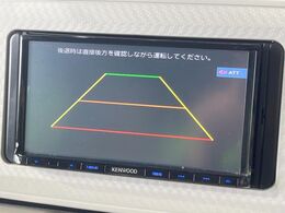 【バックカメラ】駐車時に後方がリアルタイム映像で確認できます。大型商業施設や立体駐車場での駐車時や、夜間のバック時に大活躍！運転スキルに関わらず、今や必須となった装備のひとつです！
