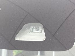 【スマートアシスト】走行中に前方の車両等を認識し、衝突しそうな時は警報とブレーキで衝突回避と被害軽減をアシスト。より安全にドライブをお楽しみいただけます。