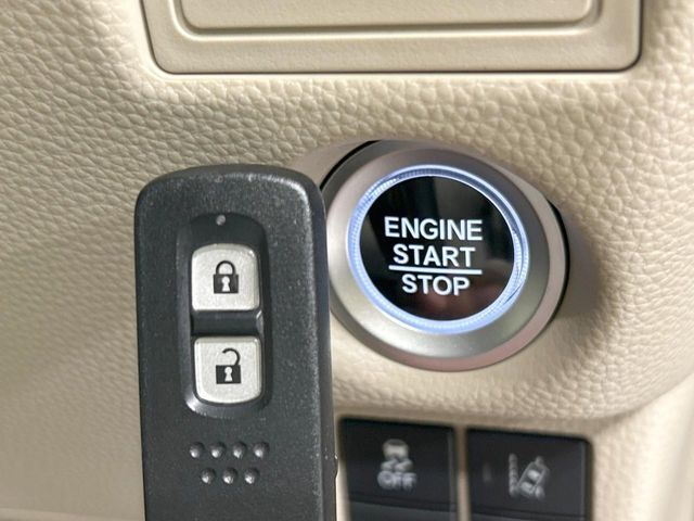 【Hondaスマートキー】カバンやポケットに入れたままでもドアの施錠・解錠が可能なスマートキーを装備。エンジンのオン・オフ時もカギを取り出す必要が無いからとっても便利です♪