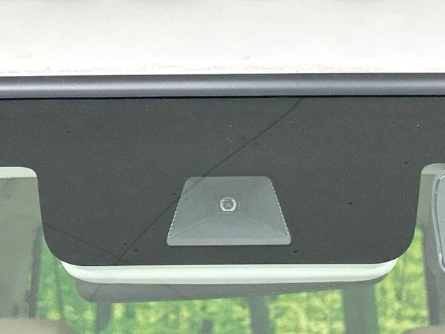 【ホンダセンシング】走行中に前方の車両等を認識し、衝突しそうな時は警報とブレーキで衝突回避と被害軽減をアシスト。より安全にドライブをお楽しみいただけます。