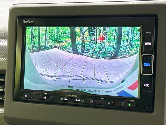 【バックカメラ】駐車時に後方がリアルタイム映像で確認できます。大型商業施設や立体駐車場での駐車時や、夜間のバック時に大活躍！運転スキルに関わらず、今や必須となった装備のひとつです！