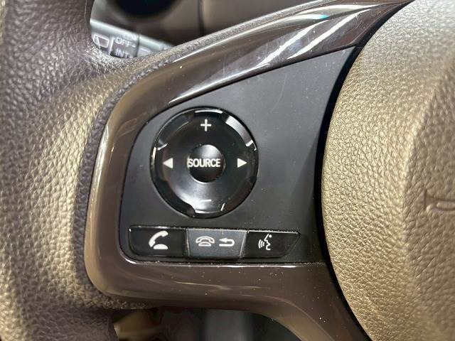 ステアリングスイッチ搭載なので運転中手元でオーディオの操作が可能です。