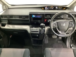 車内は光触媒抗菌消臭施工済です。インパネ周りはスタイリッシュなデザインで機能や装備も充実しています。グローブボックスやカップホルダーのほかにトレーなどたくさんの収納スペースが付いています。