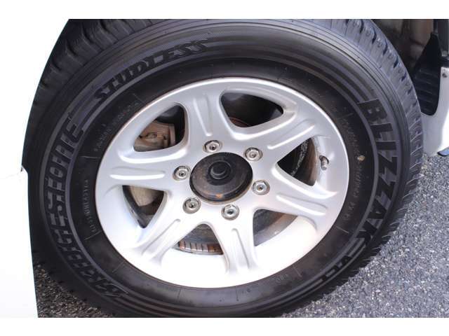 ただいまスタッドレスタイヤ装着ですがお好みの足回りにカスタムも承っております↑↑