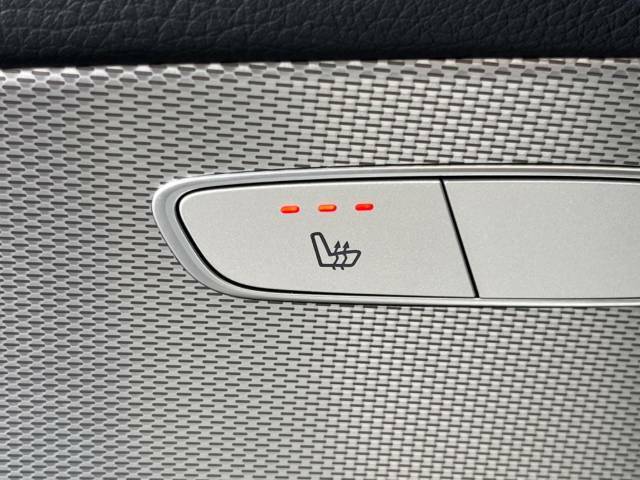 ●全席シートヒーター：高級感あふれるレザーシートに、前席・後席にシートヒーターを搭載しております。