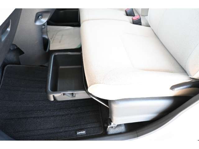 助手席の下に　トレイがあります