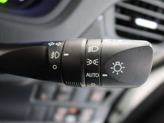 周囲が暗くなると自動でヘッドライトを点灯するオートライト機能付き。周囲が明るくなると自動で消灯します。