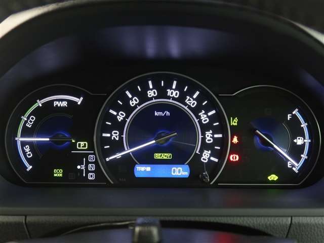 とっても見やすいメーターです。夜間時はラグジュアリーな気分にさせてくれる照明が魅力ですので、夜のドライブも楽しみになりますよ♪
