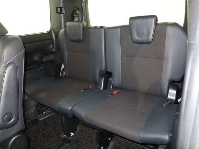 3列目シートもひろびろとしたスペースを確保しています。大人数でのお出かけもばっちりです！