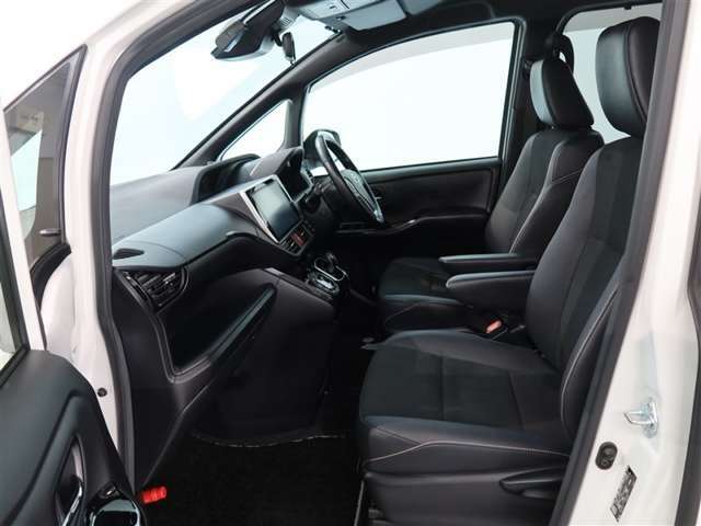 高いホールド性で運転姿勢が安定します。長距離ドライブでも疲れにくいのが魅力です。快適なドライビングライフをお送りください♪